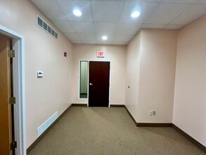 21 Willow Pond Way, Penfield, NY for lease Interior Photo- Image 2 of 7