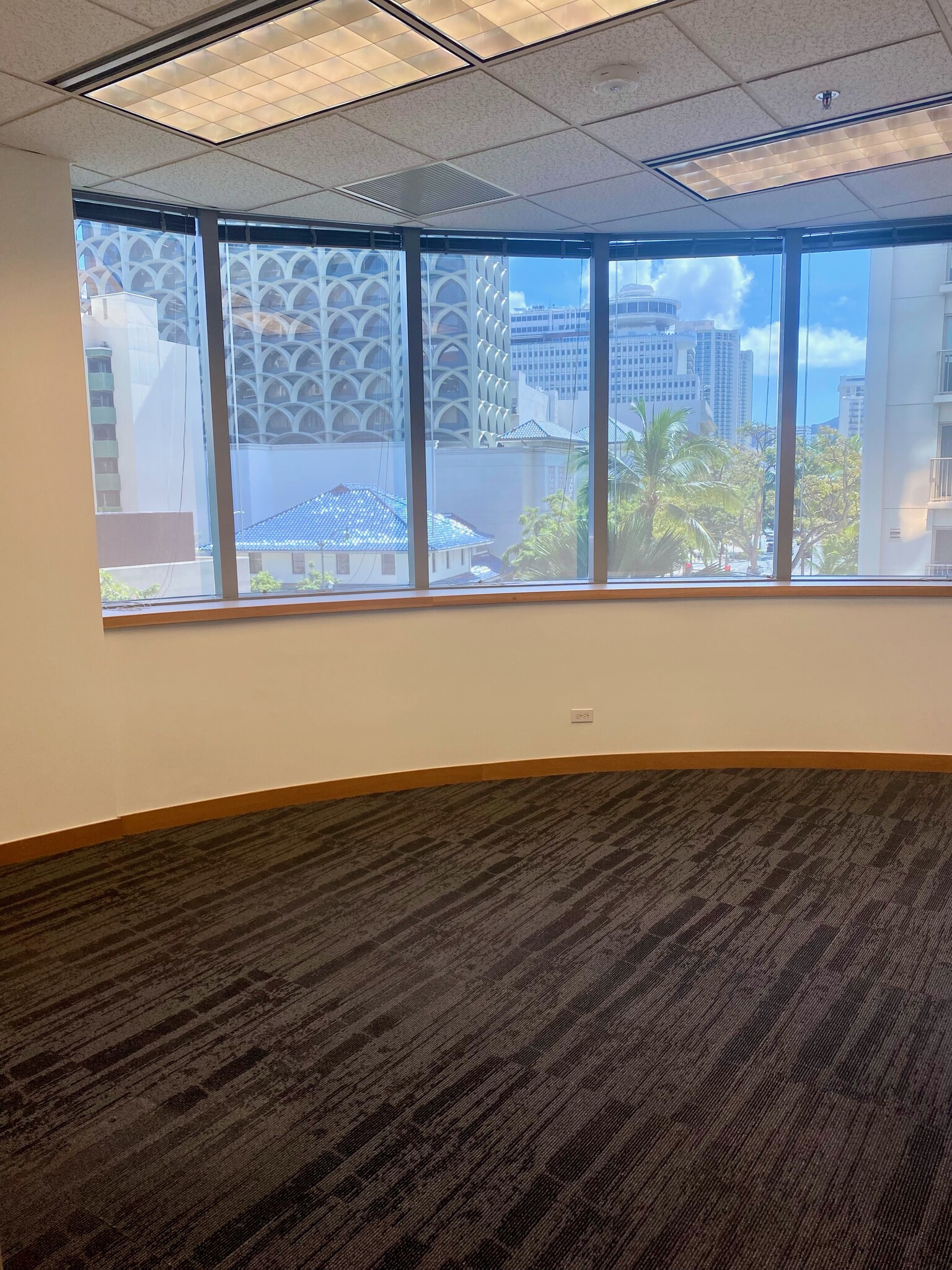 2155 Kalakaua Ave, Honolulu, HI for lease Interior Photo- Image 1 of 3