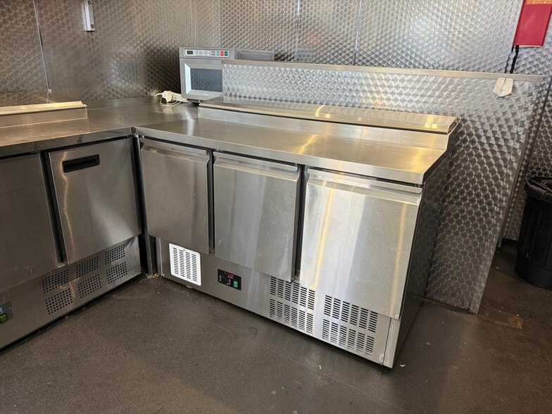 400 Ashley Rd, Poole for lease - Building Photo - Image 3 of 12