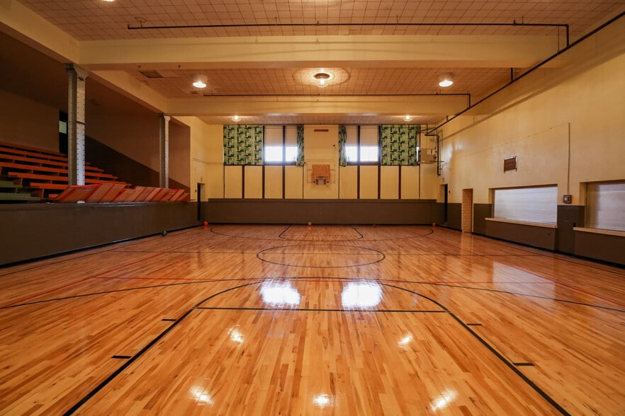 109 E Luverne St, Luverne, MN for sale - Interior Photo - Image 2 of 39