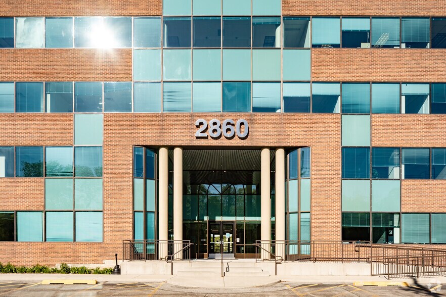 2860 S River Rd, Des Plaines, IL à louer - Photo du bâtiment - Image 3 de 8