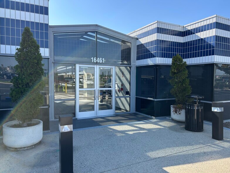 16461 Sherman Way, Van Nuys, CA à louer - Photo du bâtiment - Image 2 de 9