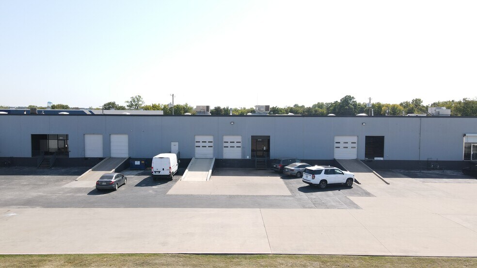 1651-1671 Hickory Dr, Haltom City, TX à louer - Photo du bâtiment - Image 2 de 12