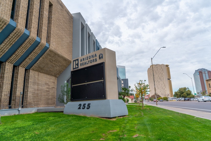 255 E Osborn Rd, Phoenix, AZ à louer - Photo du bâtiment - Image 2 de 13