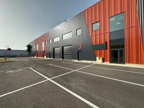 Flex in Saint-Ouen-l'Aumône for lease Building Photo- Image 1 of 5