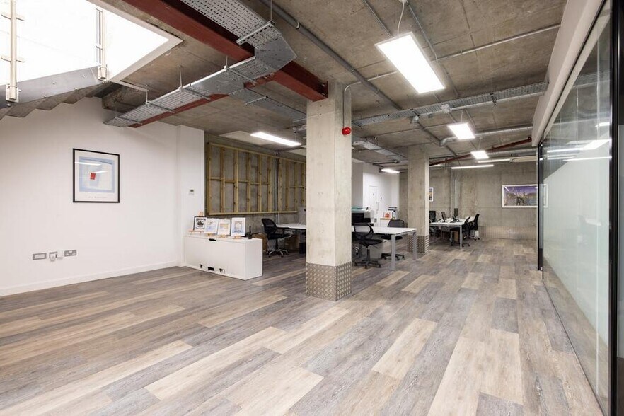 43-45 East Smithfield, Londres à louer - Photo du bâtiment - Image 2 de 31