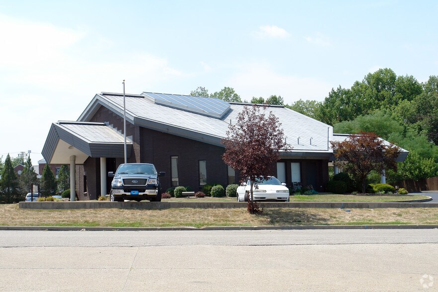 4905 University Dr, Evansville, IN à vendre - Photo du bâtiment - Image 3 de 4