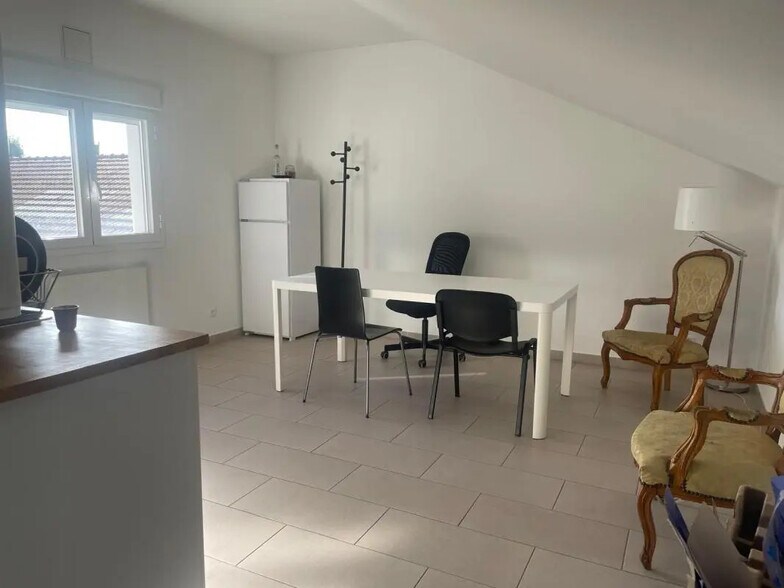 Office in Montreuil for lease - Building Photo - Image 3 of 5