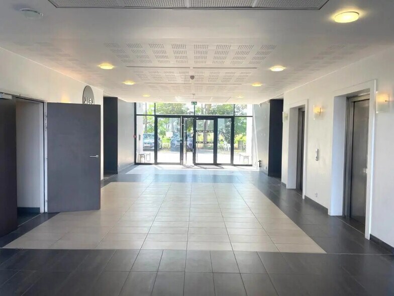 Bureau dans SAINT-OUEN-L'AUMONE à louer - Hall d’entrée - Image 2 de 5