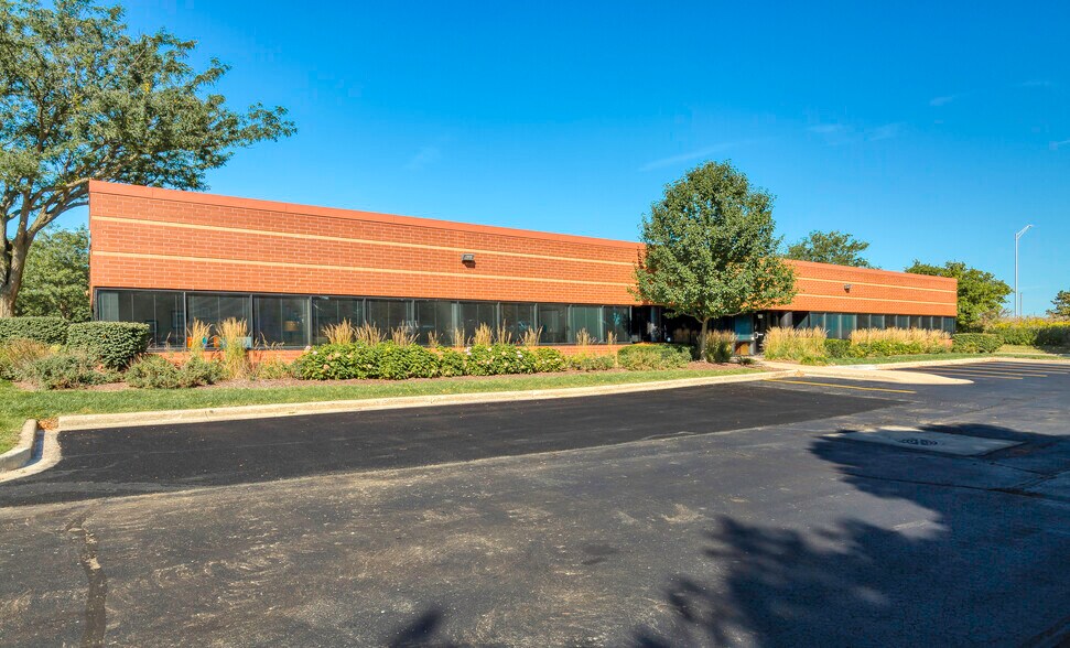 1811 Centre Point Cir, Naperville, IL à louer - Photo du bâtiment - Image 3 de 12