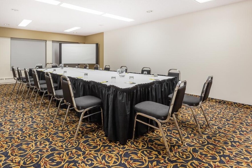 26 Strathmoor Dr, Sherwood Park, AB for lease - Building Photo - Image 3 of 8