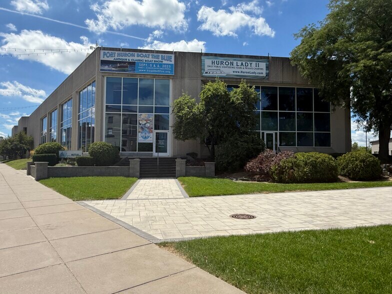 911 Military St, Port Huron, MI for lease - Primary Photo - Image 1 of 15