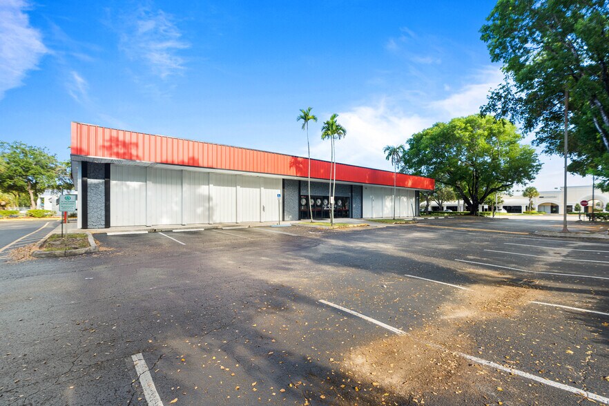 7707 W Commercial Blvd, Tamarac, FL à louer - Photo du bâtiment - Image 3 de 15