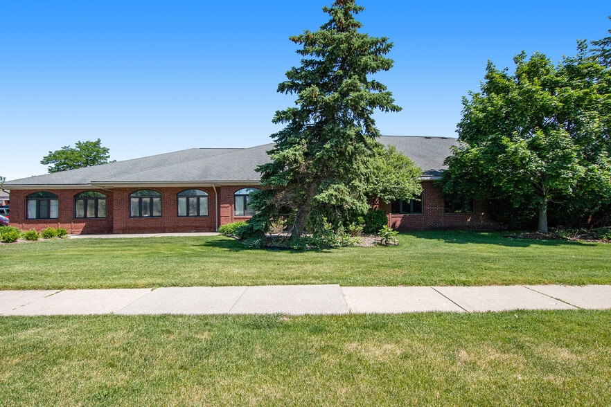 645 Barclay Cir, Rochester Hills, MI for lease - Building Photo - Image 1 of 22