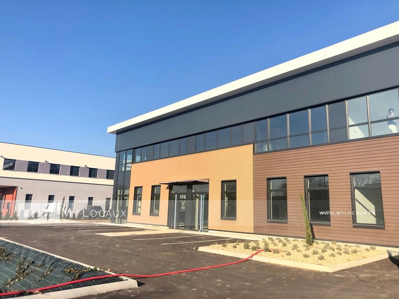 Flex in Gennevilliers for lease - Building Photo - Image 1 of 3