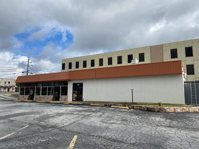 2501 Chamblee Tucker Rd, Chamblee, GA à vendre - Photo du bâtiment - Image 2 de 12