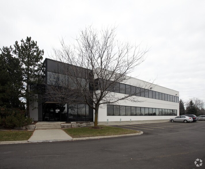 735 Oval Ct, Burlington, ON à louer - Photo du bâtiment - Image 2 de 4