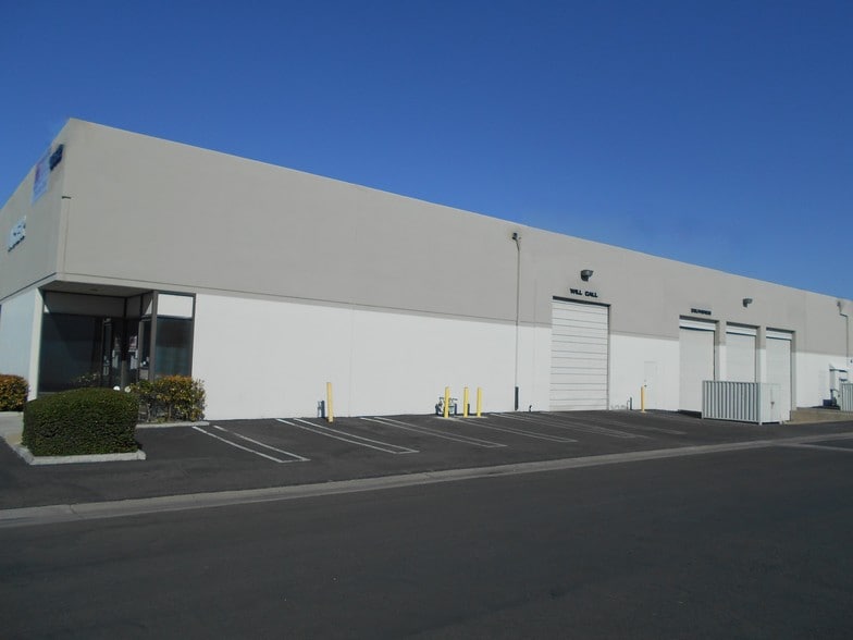 1060-1072 N Kraemer Pl, Anaheim, CA for lease - Building Photo - Image 2 of 26