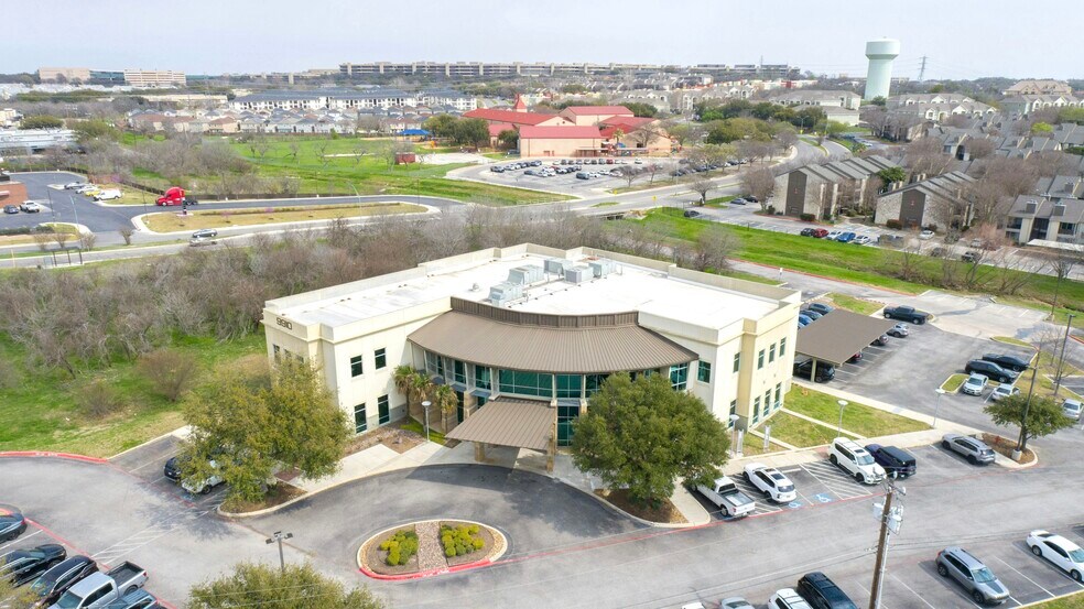 9910 Huebner Rd, San Antonio, TX à louer - Photo du bâtiment - Image 3 de 25
