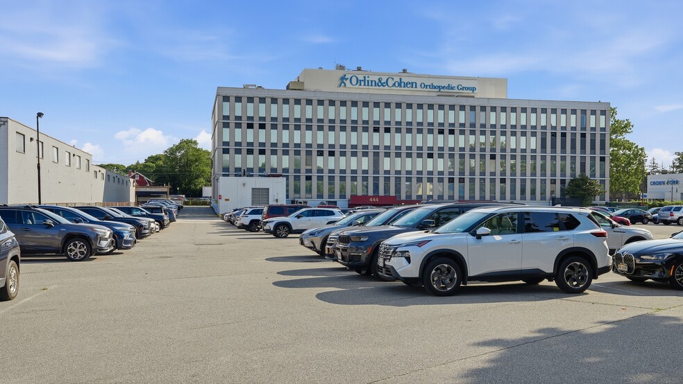 444 Merrick Rd, Lynbrook, NY for lease - Building Photo - Image 2 of 26