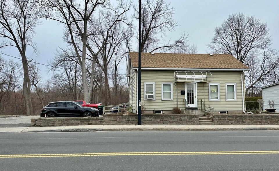 799 Front St, Chicopee, MA à vendre - Photo du bâtiment - Image 1 de 18