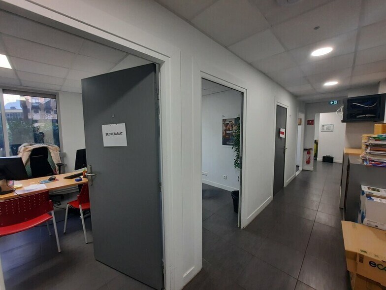 Office in Rouen for lease - Interior Photo - Image 2 of 9