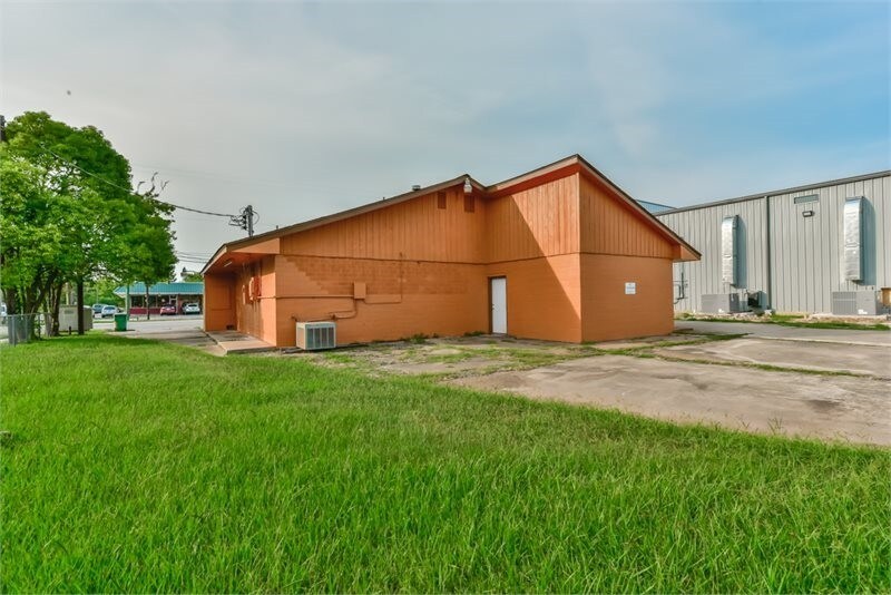 449 S 17th St, West Columbia, TX à vendre - Photo du bâtiment - Image 2 de 47