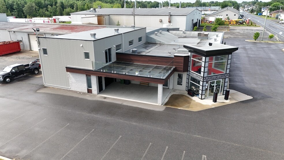 1720-1722 Boul Saint-Charles, Drummondville, QC à louer - Photo du bâtiment - Image 2 de 4