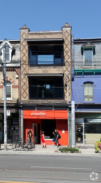 984 Queen St W, Toronto, ON à louer - Photo du bâtiment - Image 2 de 13