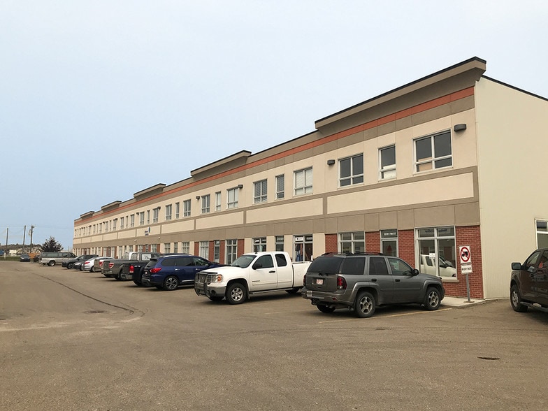 13163 156 St NW, Edmonton, AB à vendre - Photo du bâtiment - Image 3 de 18