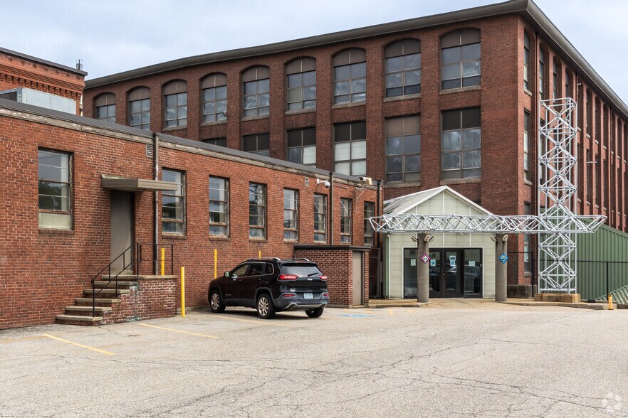 1033 Broad St, Central Falls, RI à louer - Photo du bâtiment - Image 2 de 5