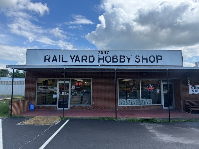 7547 Williamson Rd, Hollins, VA à louer - Photo du bâtiment - Image 2 de 22