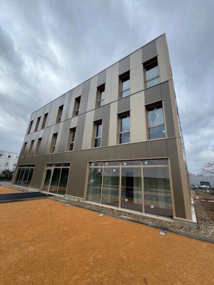 Office in Villefranche-sur-Saône for lease - Building Photo - Image 3 of 3
