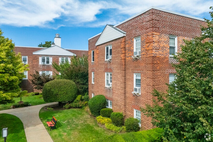 2000 N Village Ave, Rockville Centre, NY for sale - Primary Photo - Image 1 of 1