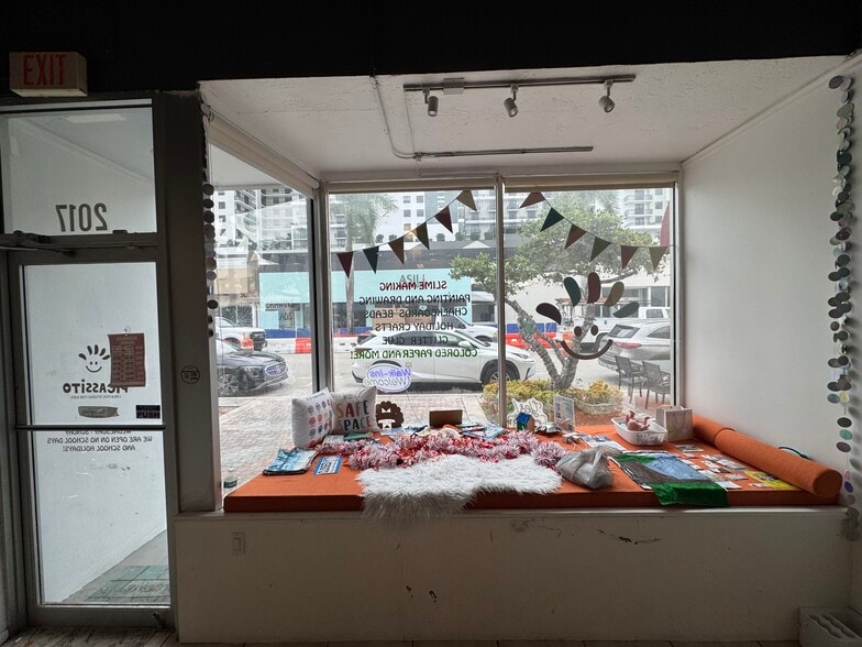 2001-2017 Harrison St, Hollywood, FL for lease - Interior Photo - Image 2 of 14