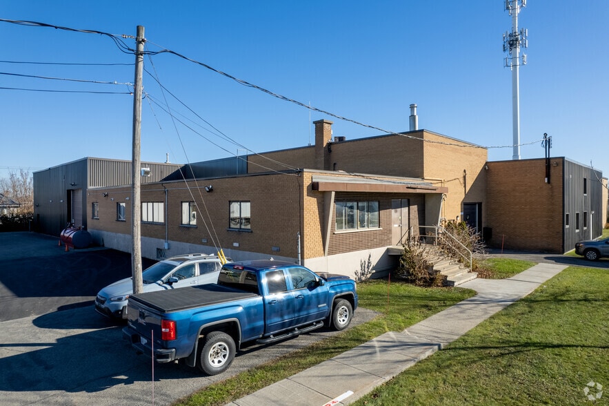519 Rue Papineau, Boisbriand, QC for sale - Primary Photo - Image 1 of 5