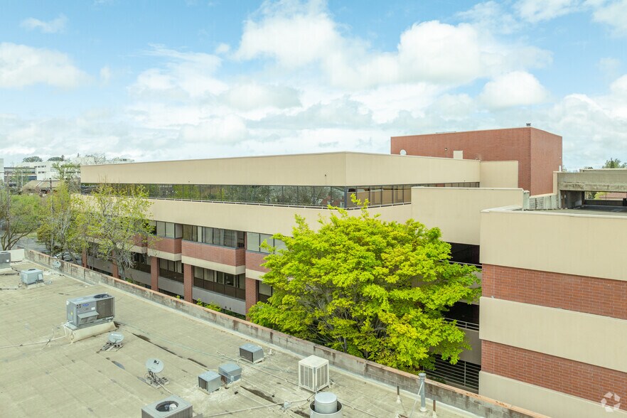 1201 Alhambra Blvd, Sacramento, CA à louer - Photo du bâtiment - Image 2 de 11