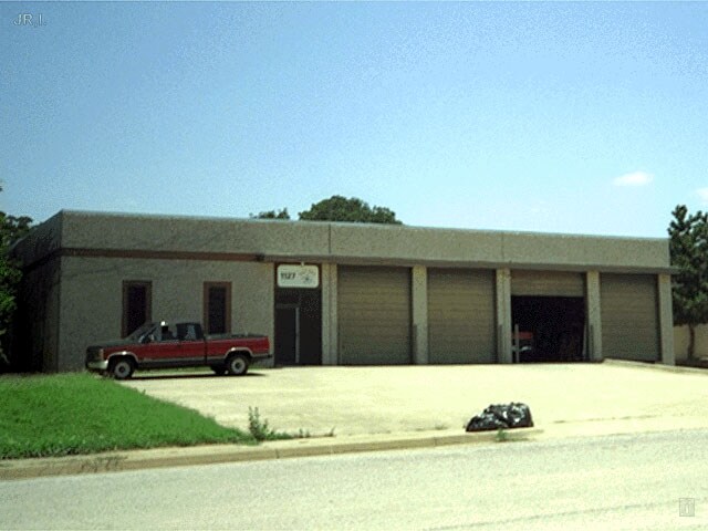 1127 S Airport Cir, Euless, TX à vendre - Photo du bâtiment - Image 2 de 2