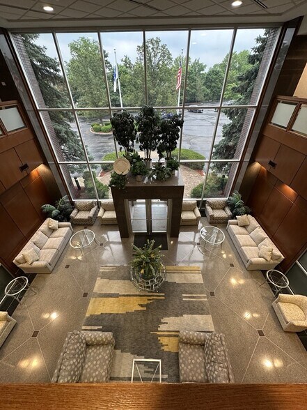 8330 Allison Pointe Trl, Indianapolis, IN à louer - Photo du bâtiment - Image 3 de 11