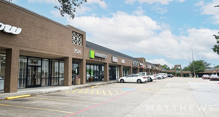 2520-2596 E Arkansas Ln, Arlington, TX à louer - Photo du bâtiment - Image 1 de 5