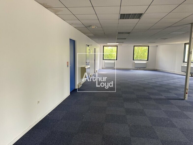 Flex in Lisses for lease - Building Photo - Image 2 of 7