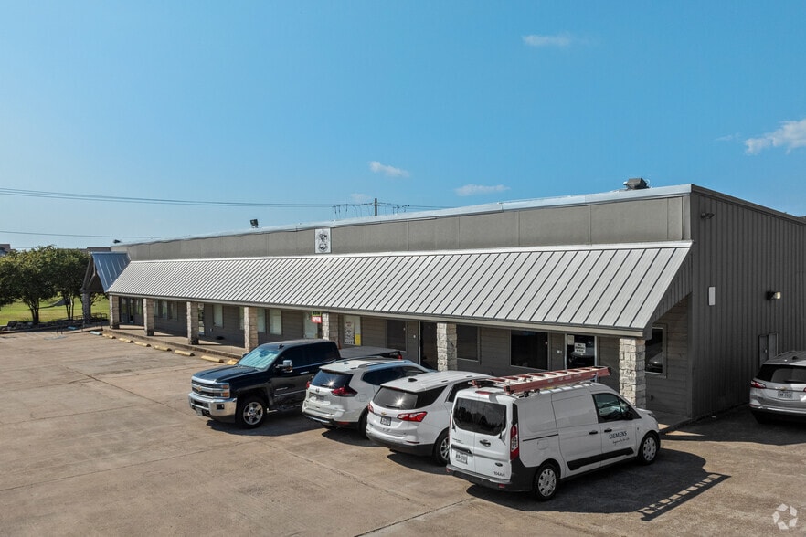 2900-2908 Finfeather Rd, Bryan, TX for sale - Primary Photo - Image 1 of 22