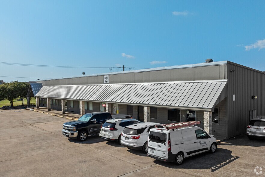 Finfeather Plaza portefeuille de 4 propriétés à vendre sur LoopNet.ca - Photo du bâtiment - Image 2 de 21