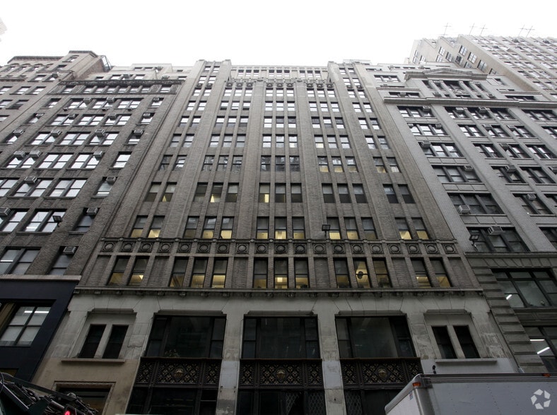 256 W 38th St, New York, NY for lease - Building Photo - Image 2 of 11