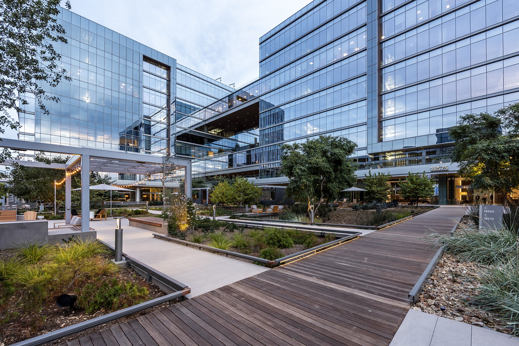 18565-18575 Jamboree Rd, Irvine, CA à louer Photo du bâtiment- Image 1 de 25