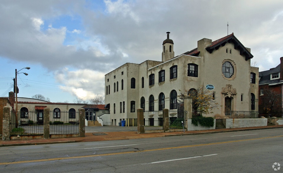 The Barnett portfolio of 2 properties for sale on LoopNet.ca - Primary Photo - Image 1 of 2