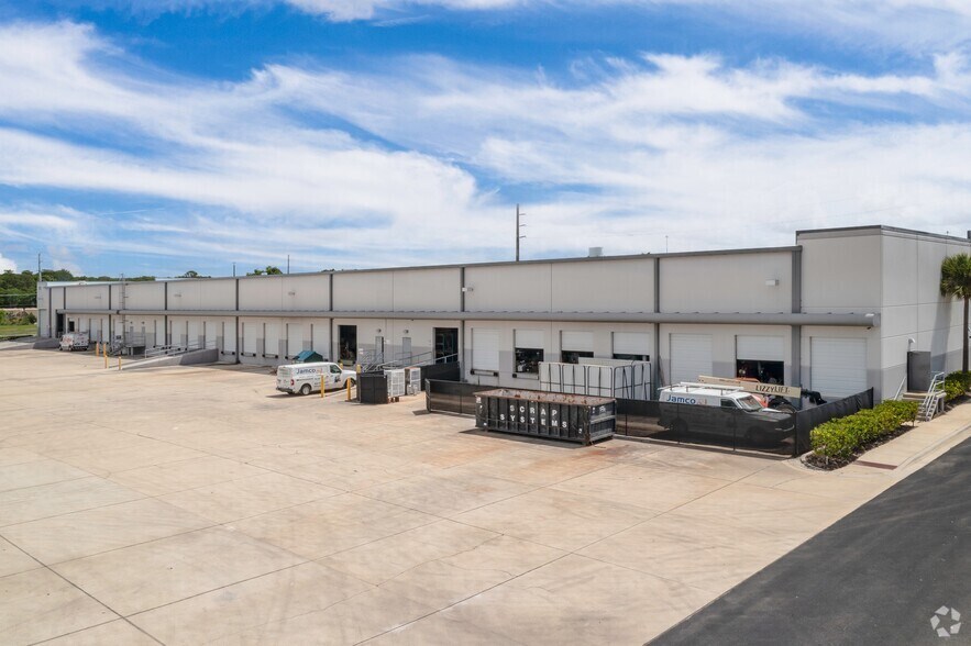 3800 Enterprise Way, Sanford, FL à louer - Photo du bâtiment - Image 3 de 11