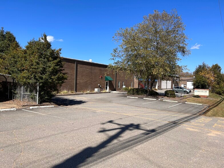 179 Merrimon Ave, Weaverville, NC à louer - Photo du bâtiment - Image 2 de 15