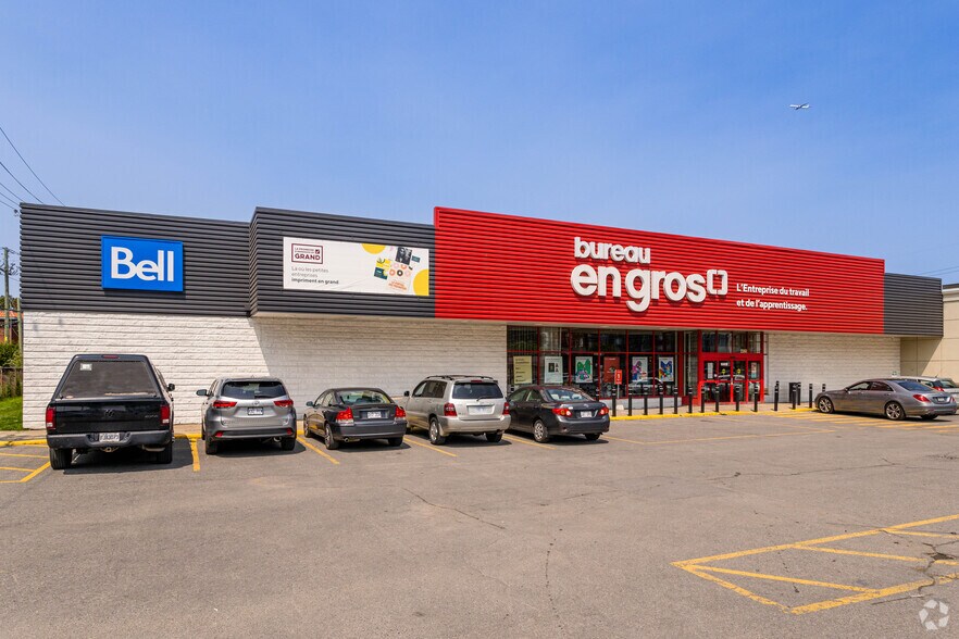 4625-4679 Rue Jean-Talon E, Saint-leonard, QC à louer - Photo du bâtiment - Image 2 de 6