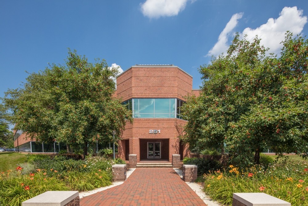 251 Salina Meadows Pky, Syracuse, NY à louer Photo du bâtiment- Image 1 de 7